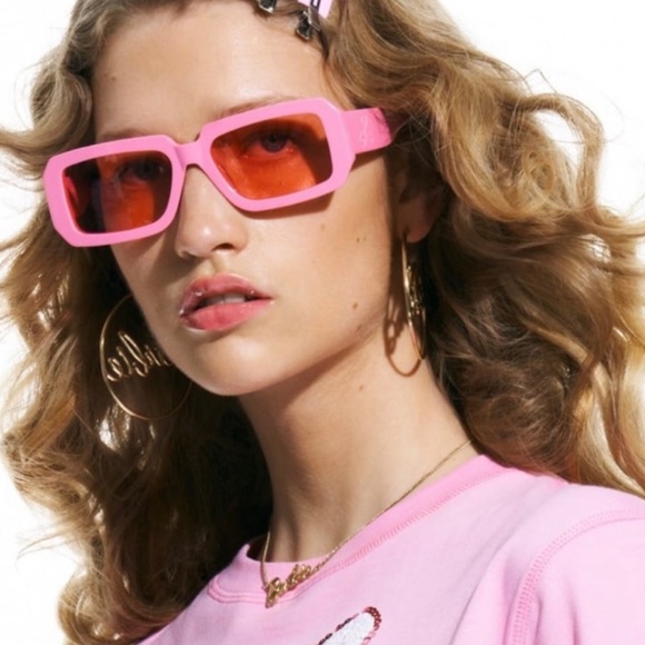 BARBIE™ THE MOVIE ©WARNER BROS. GOLD-PLATED BARBIE NECKLACE - Picture 4 of 16